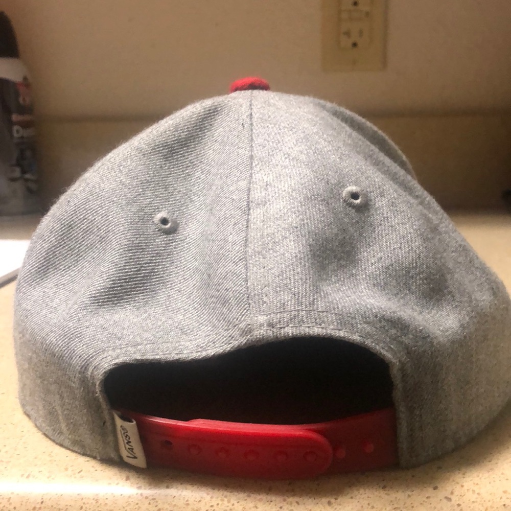 Vans off the way gray SnapBack with Red Bill - Picture 2 of 2